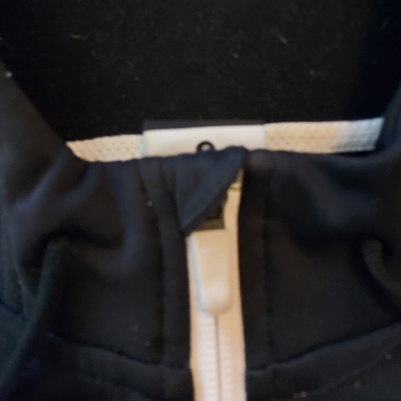 Big Boys Small. Nike Therma Elite Fit Hoodie. Black/Gray - Picture 7 of 8